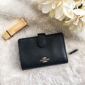 [SOLD] Coach Medium Corner Zip Wallet Black & Gold